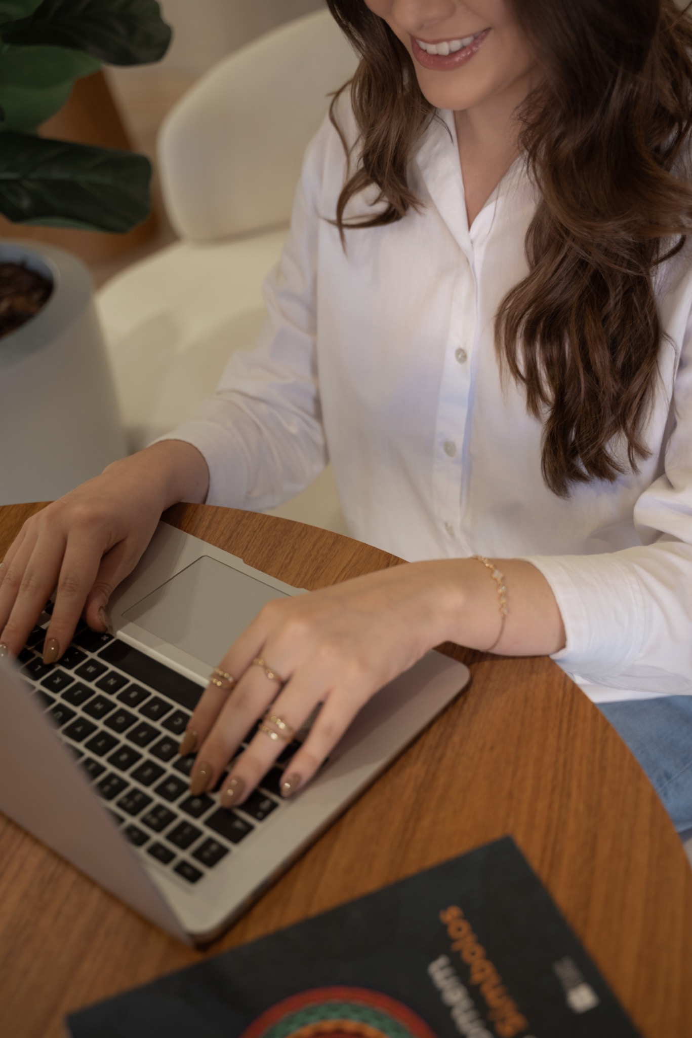 Natália em ambiente de teleconsulta com notebook